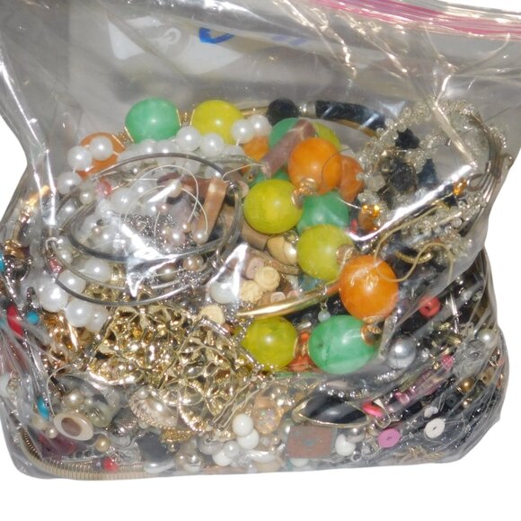 Jewelry Bag Over 4 lbs. Of Craft Jewelry & Beads - Picture 3 of 6